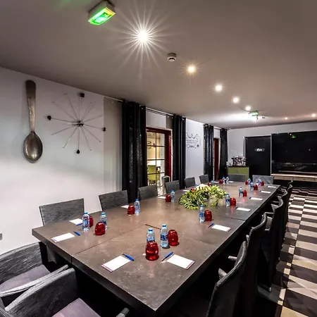 Hotel De Maison Rouge 4*